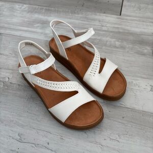 BareTraps Frolick White Sandals Women’s Size 9 New Without Box